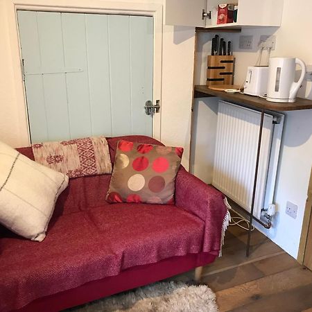 Tiny Cosy Snug Apartment Manorowen Luaran gambar