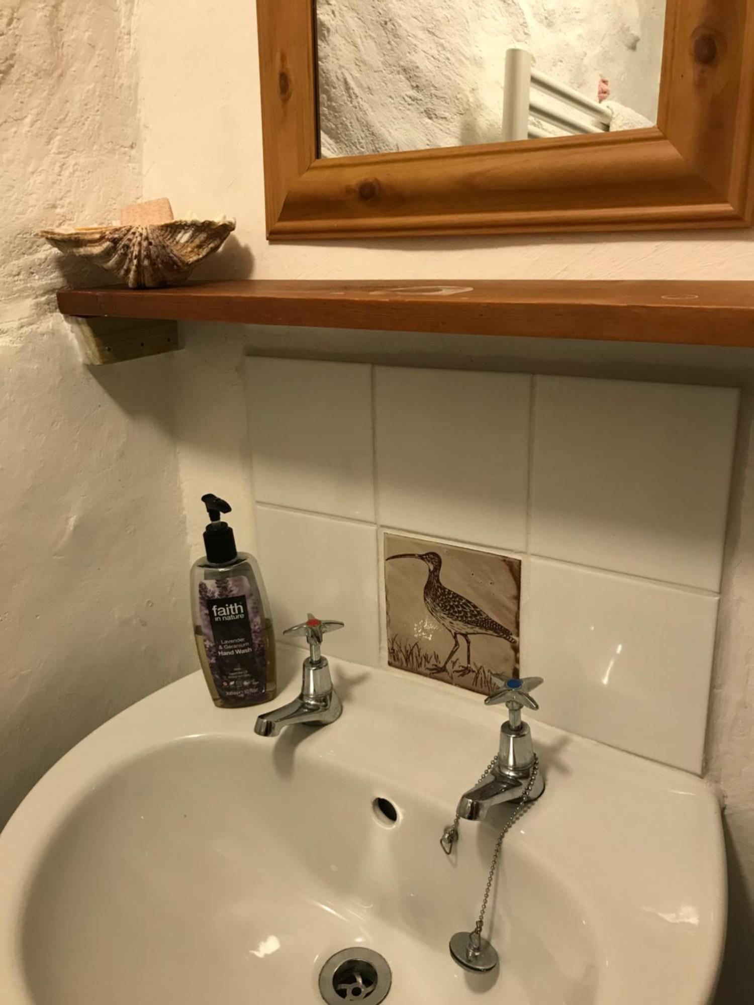 Tiny Cosy Snug Apartment Manorowen Luaran gambar
